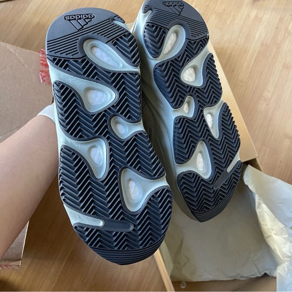 Yeezy Boost 700 “salt” NWT - Picture 12 of 15